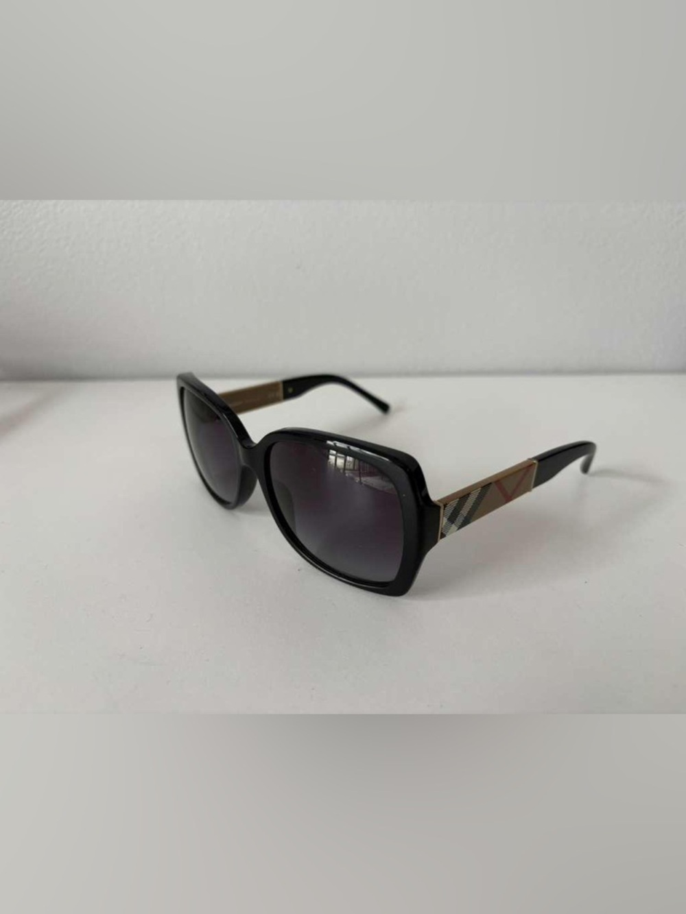 Burberry Black Frame Sunglasses with Gradient Gray Lenses and Check Temples - Picture 4 of 4